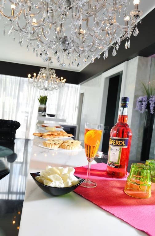 Hotel In - Lounge Room Cazzago  Bagian luar foto
