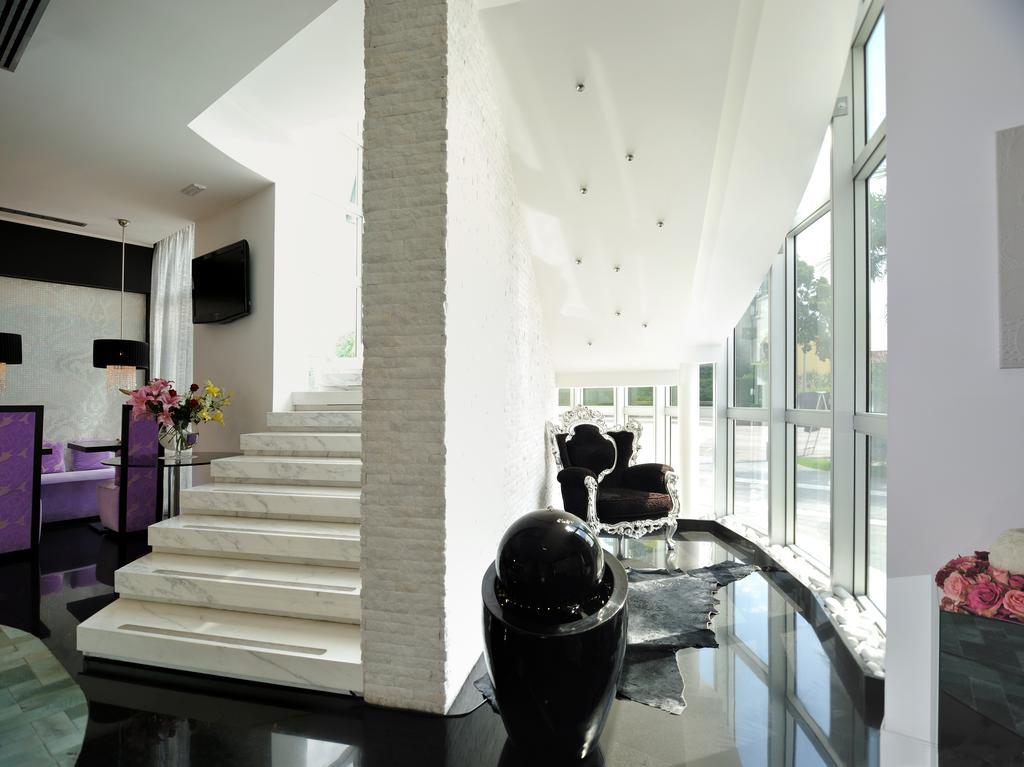 Hotel In - Lounge Room Cazzago  Bagian luar foto