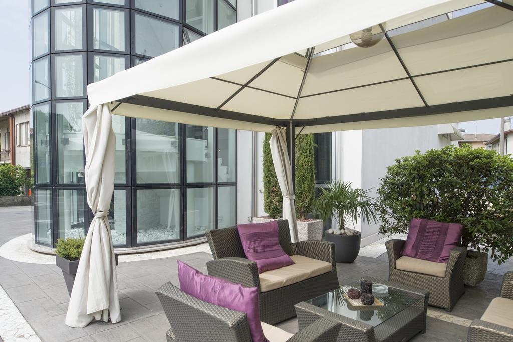 Hotel In - Lounge Room Cazzago  Bagian luar foto