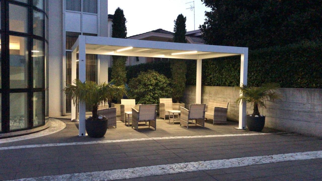 Hotel In - Lounge Room Cazzago  Bagian luar foto